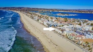 A coastal town with a beachfront hotel row, a marina, and clear blue skies. - Ocean Front * Top Level + Sky Deck * Dog OK (San Diego)