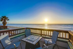 Outdoor dining - Ocean Front * Top Level + Sky Deck * Dog OK (San Diego)