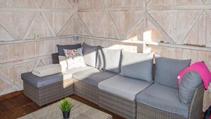 Una habitación acogedora con un sofá modular, una mesita y una planta en maceta.