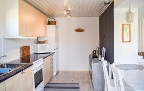 Køleskab, mikrobølgeovn, kogeplade, kaffe-/temaskine
