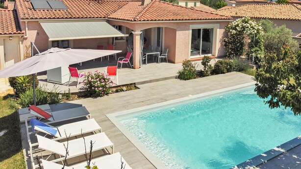 A residential property with a swimming pool, outdoor seating, and a covered patio area. - Gorgeous home in Mallemort (Mallemort)