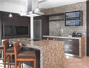 Réfrigérateur, four, plaque de cuisson, cafetière/bouilloire