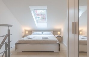 2 bedrooms, travel cot, free WiFi, bed sheets