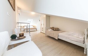 2 bedrooms, travel cot, free WiFi, bed sheets
