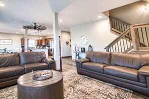 Fernseher, Kamin, Videospiele, Arbeitsbereiche