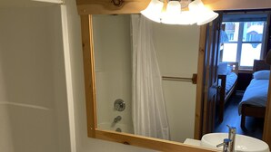 A bathroom with a bathtub, toilet, and sink. - Fantastic location; 2 bdrm w/ private hot tub (Sun Peaks)