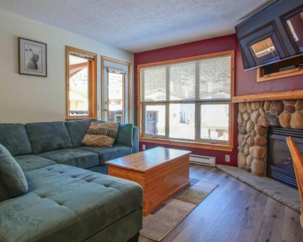 Smart TV, fireplace, stereo