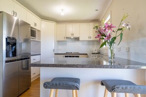 Basic House | Private kitchen | Fridge, microwave, oven, stovetop - Vineyard Cottage - Your Innkeeper Mudgee (Eurunderee)