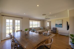 Basic House | In-room dining - Vineyard Cottage - Your Innkeeper Mudgee (Eurunderee)