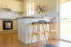 Nhà cơ bản | Bếp riêng | Tủ lạnh, lò vi sóng, lò nướng, bếp nấu 