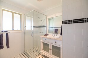 Basic House | Bathroom - Vineyard Cottage - Your Innkeeper Mudgee (Eurunderee)