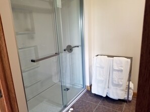 Dusche, Haartrockner, Handtücher, Seife
