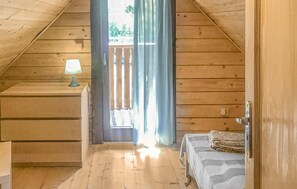2 bedrooms, travel crib, free WiFi