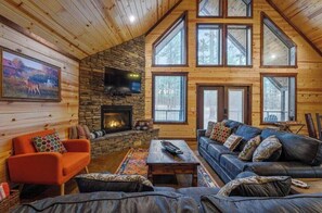 Smart TV y chimenea 