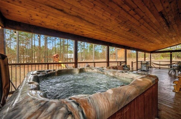 Outdoor spa tub