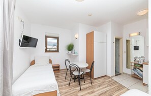 Free WiFi, bed sheets - Awesome apartment in Kastel Stafilic with WiFi (Kastel Stafilic)