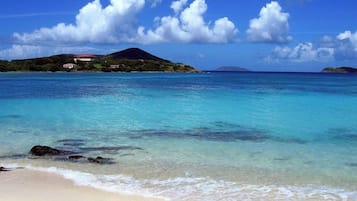 Plage, chaises longues, serviettes de plage