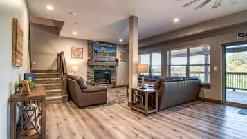 Télévision, cheminée, baby-foot, espaces bureaux