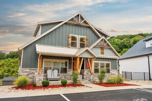 Park right in front of Anchor Landing! - Gorgeous Table Rock Lake View! Hot Tub, Pool! (Branson)