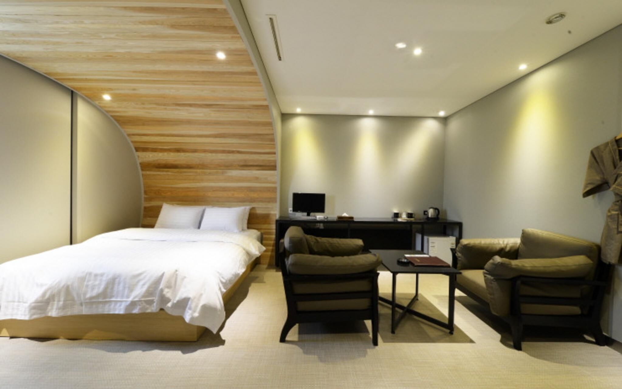 room (premier double (can watch netflix)) | 1 bedroom, individually decorated, free wifi, bed sheets