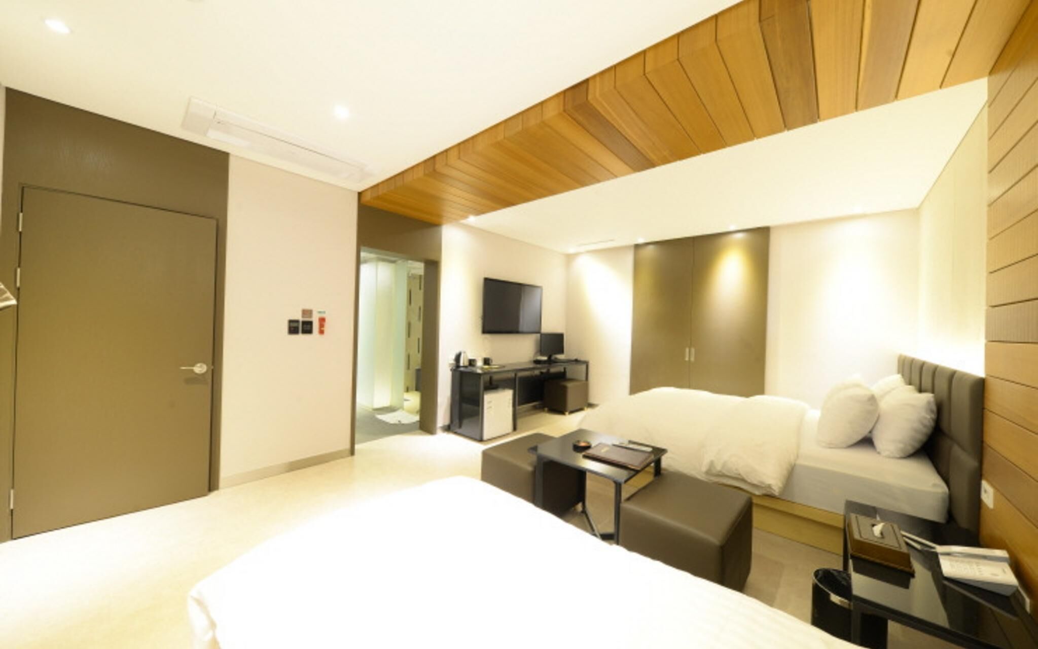 room (premier twin (can watch netflix)) | 1 bedroom, individually decorated, free wifi, bed sheets