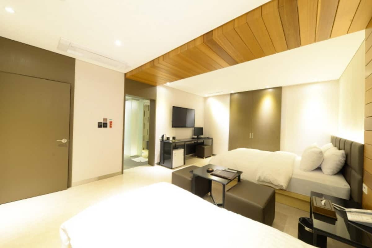 room (premier twin (can watch netflix)) | 1 bedroom, individually decorated, free wifi, bed sheets