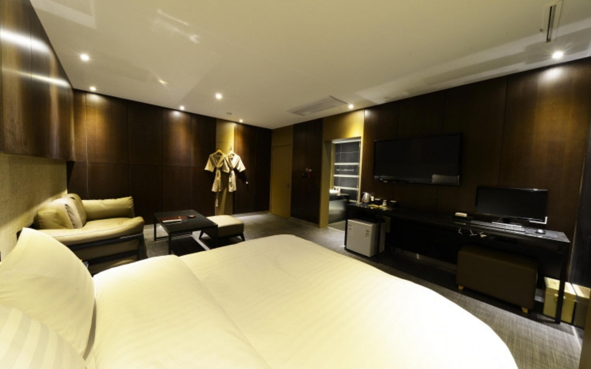 room (premier double (can watch netflix)) | 1 bedroom, individually decorated, free wifi, bed sheets