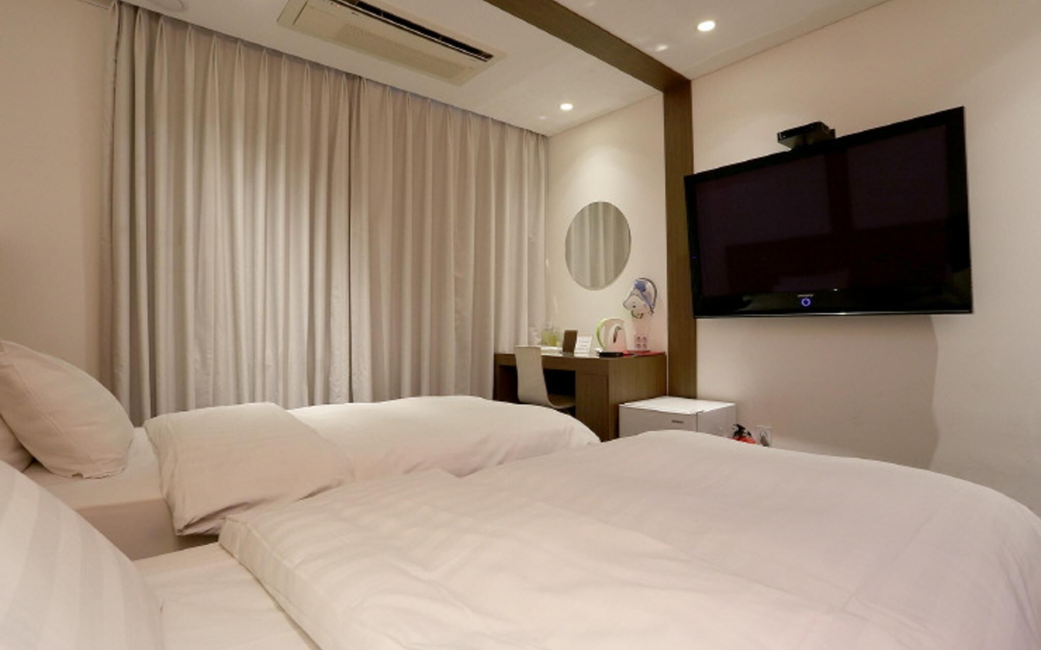 room (deluxe twin) | 1 bedroom, individually decorated, free wifi, bed sheets