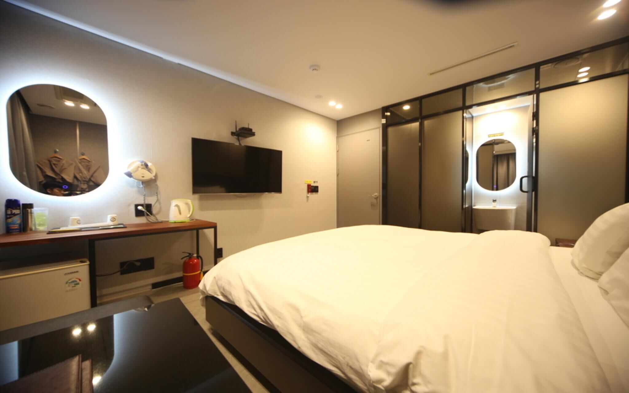 room (deluxe (netflix available)) | 1 bedroom, individually decorated, free wifi, bed sheets