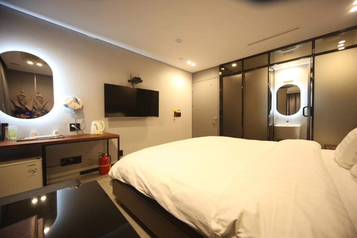 room (deluxe (netflix available)) | 1 bedroom, individually decorated, free wifi, bed sheets