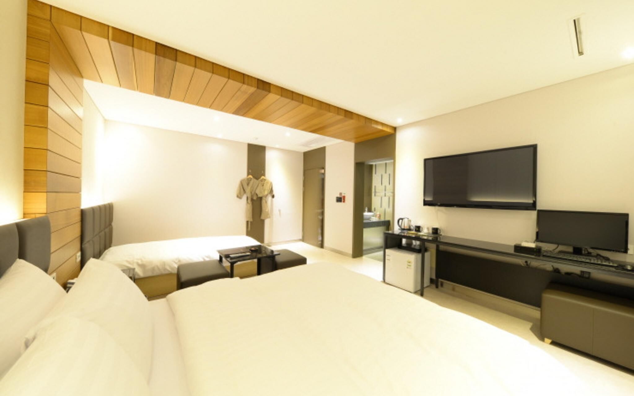 room (premier twin (can watch netflix)) | 1 bedroom, individually decorated, free wifi, bed sheets