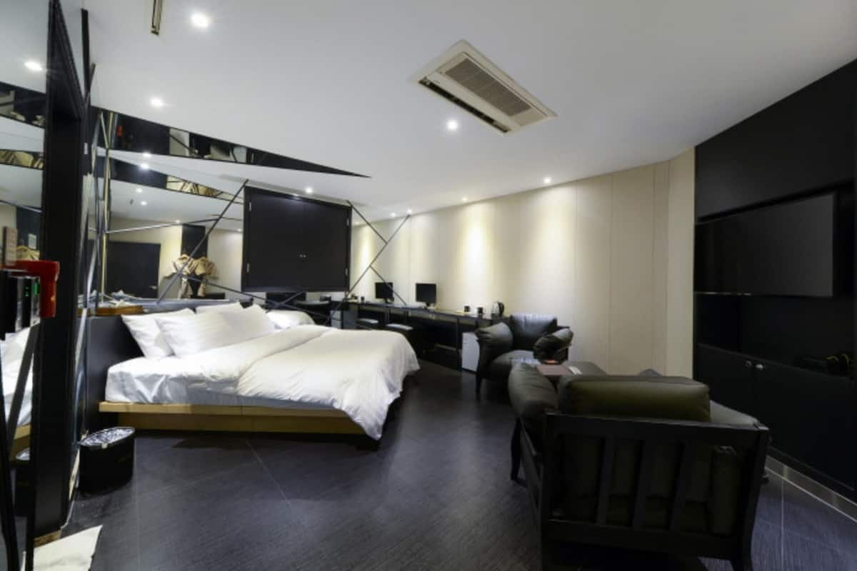 room (premier double (can watch netflix)) | 1 bedroom, individually decorated, free wifi, bed sheets