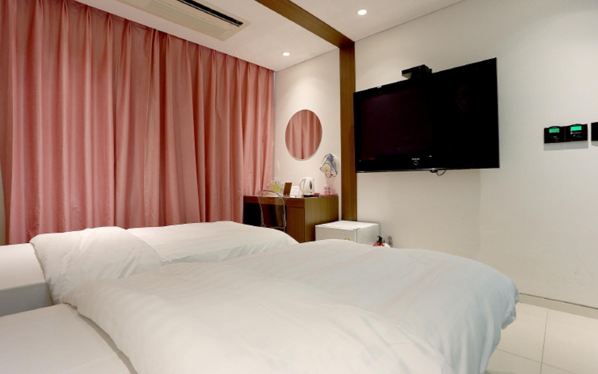 room (deluxe twin) | 1 bedroom, individually decorated, free wifi, bed sheets