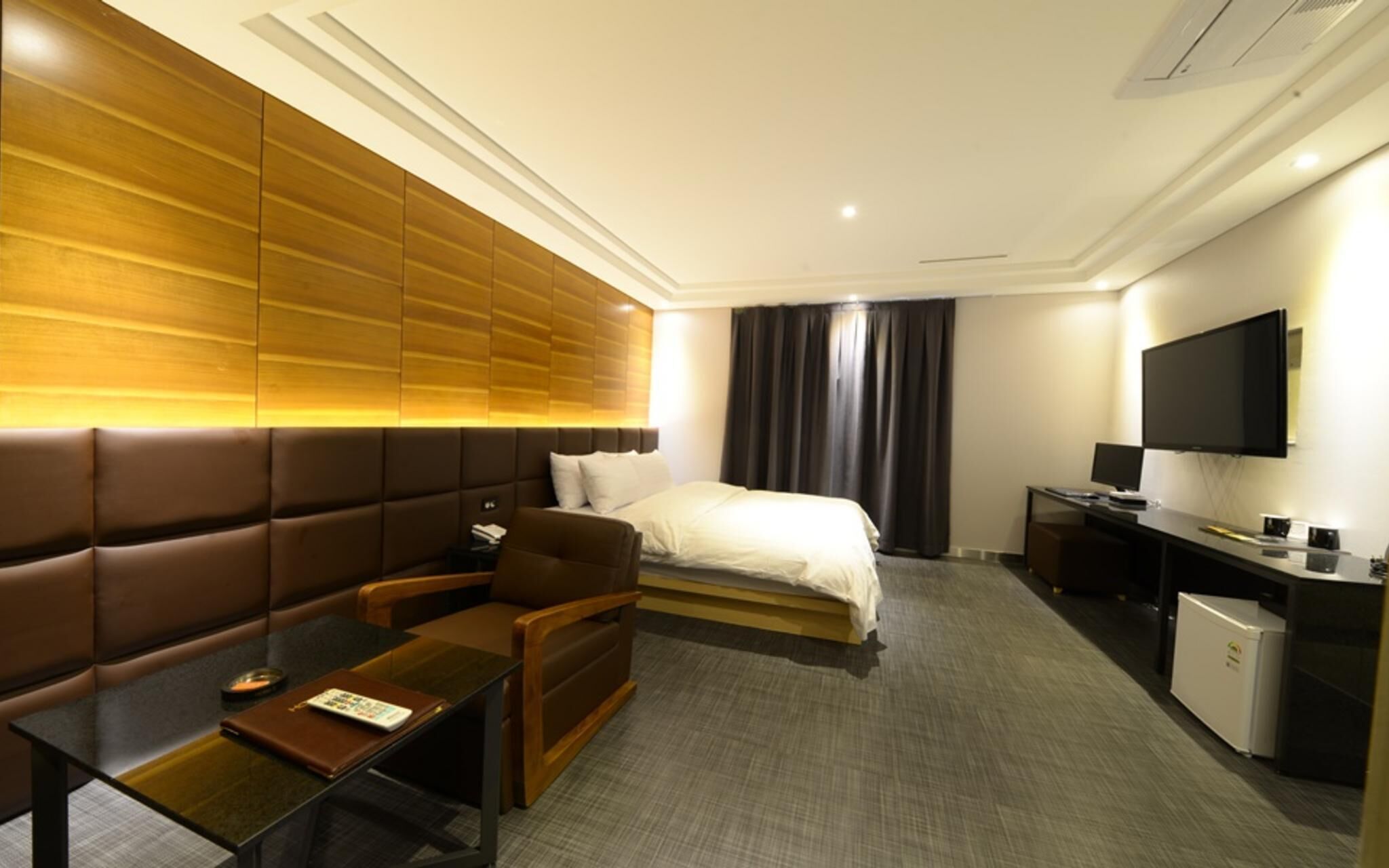 room (premier double (can watch netflix)) | 1 bedroom, individually decorated, free wifi, bed sheets