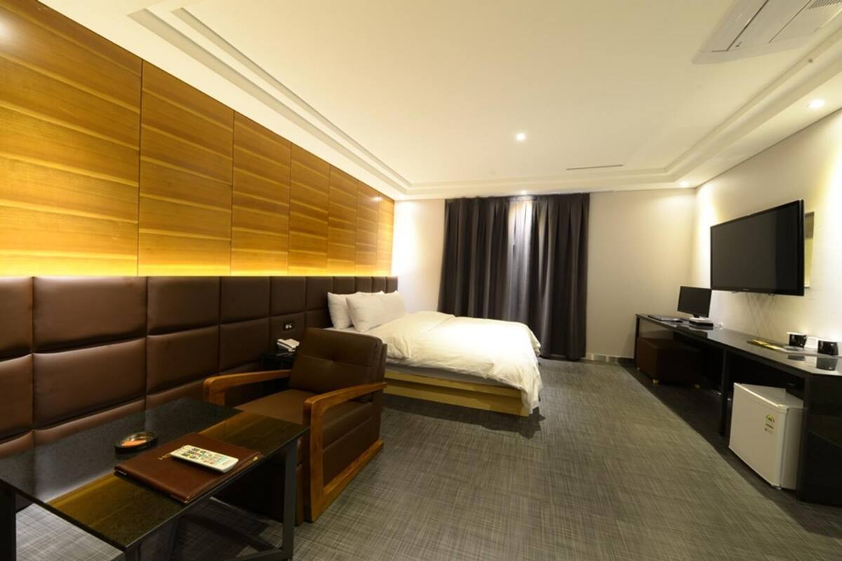 room (premier double (can watch netflix)) | 1 bedroom, individually decorated, free wifi, bed sheets