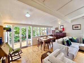 Smart TV, DVD player, books, music library - Plum Blossom Cottage | Federation, 5 Bedroom, 2 Bathroom, Bath, Climate-Control, Pets, BBQ (Katoomba)