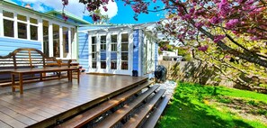 Outdoor dining - Plum Blossom Cottage | Federation, 5 Bedroom, 2 Bathroom, Bath, Climate-Control, Pets, BBQ (Katoomba)