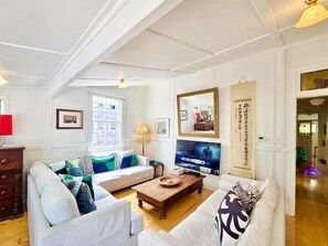 Smart TV, DVD player, books, music library - Plum Blossom Cottage - Federation, 5 Bedroom, Pet-Friendly, Climate-Control, BBQ (Katoomba)