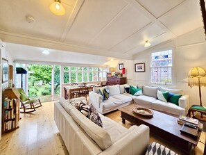 Smart TV, DVD player, books, music library - Plum Blossom Cottage - Federation, 5 Bedroom, Pet-Friendly, Climate-Control, BBQ (Katoomba)