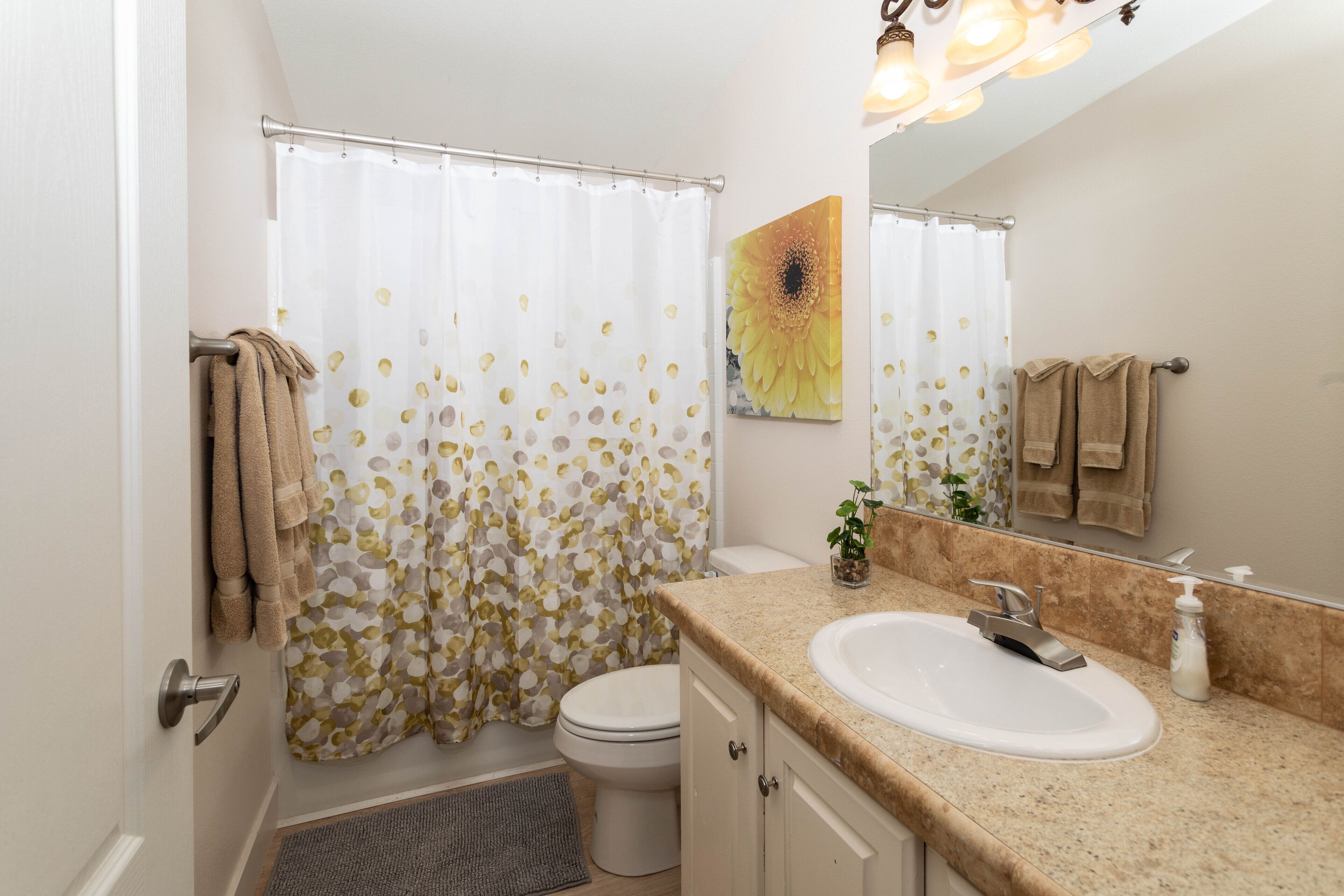 Full bathroom in the hallway, for queen and twin bedrooms to share