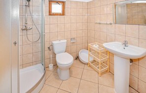 Une salle de bain avec une baignoire, des toilettes et un lavabo.