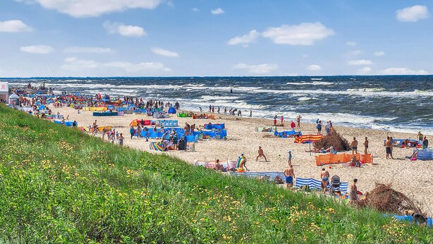 A crowded beach with numerous umbrellas and beachgoers. - 2 bedroom gorgeous home in Dabki, Bobolin (Dabki, Bobolin)
