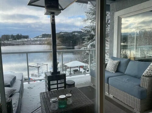 Lake Front Retreat 10 miles from downtown Victoria and close to all amenities