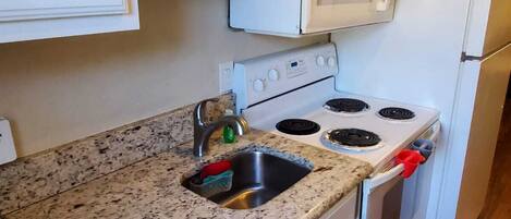 Coffee/tea maker, fridge, microwave, oven