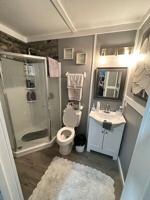 Baignoire, sèche-cheveux, serviettes fournies, savon