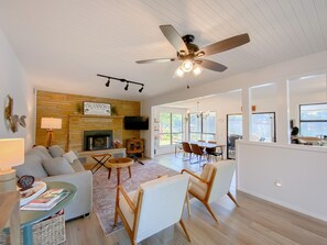 تلفزيون ذكي، مدفأة، كُتُب