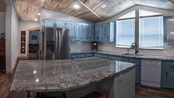 Private kitchen | Fridge, microwave, oven, stovetop