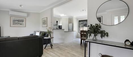 Casa básica | Área de estar | TV de tela plana