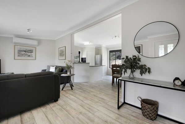 Basic House | Living area | Flat-screen TV - Green Tree Cottage - Your Innkeeper Mudgee (Erudgere)