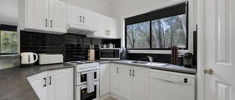 Basic House | Private kitchen | Full-sized fridge, microwave, oven, stovetop